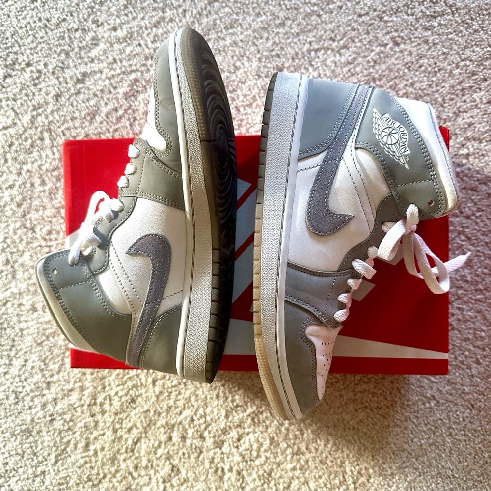 EUC: AIR JORDAN 1 MID Size 7.5